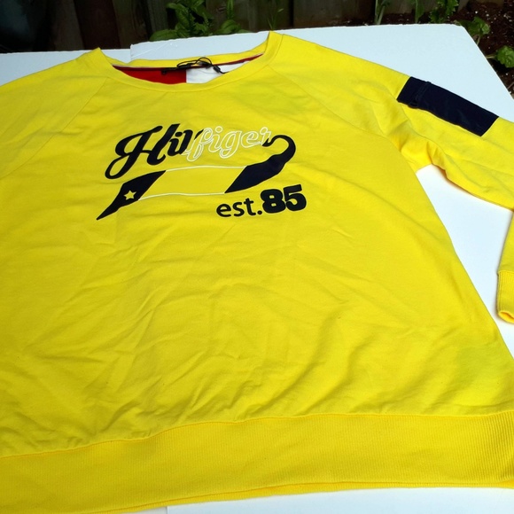 Tommy Hilfiger Crewneck W/ Pocket Lemon NWT LARGE - Picture 3 of 8